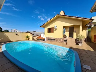 Foto de uma piscina externa em um imóvel no Brasil.