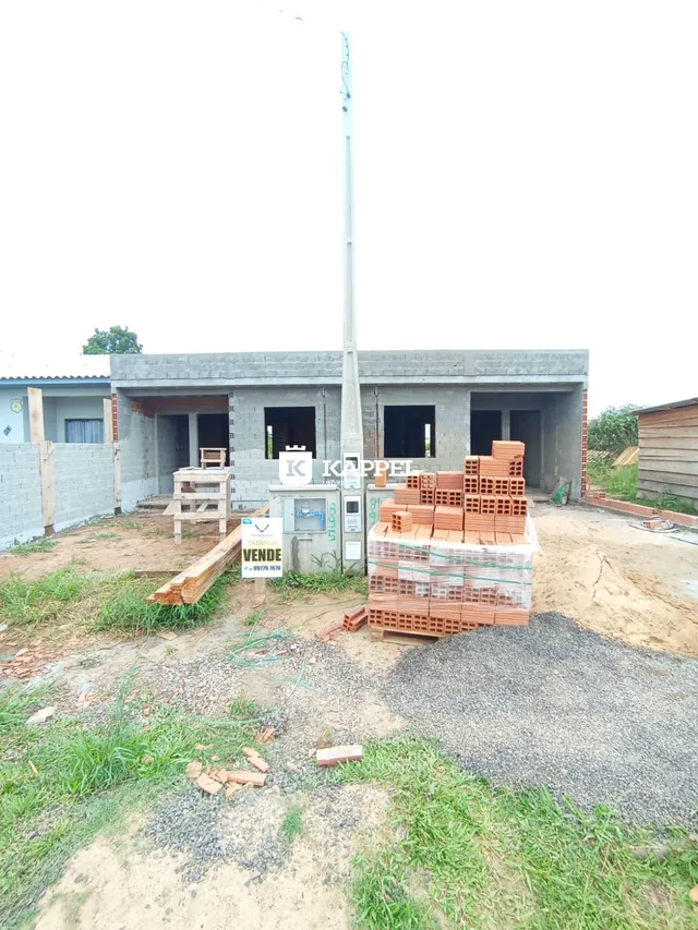 Fachada de uma construção em Lajeado, Brasil, com materiais de construção visíveis no primeiro plano.