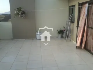 O piso da sala é de cerâmica clara.