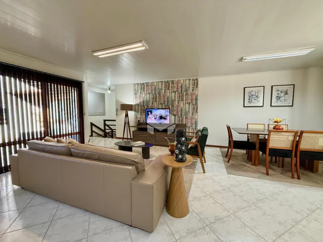Sala de estar e jantar de uma residência em Lajeado, Brasil.