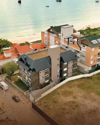 Vista aérea de um complexo residencial próximo à praia em Lajeado, Brasil.