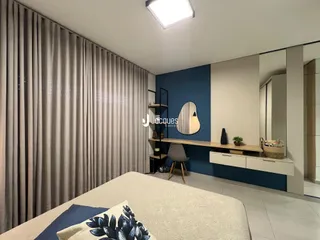 Quarto com decoração moderna e cortinas longas na parede.