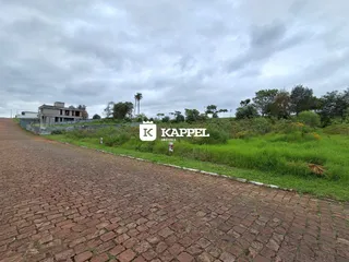 Vista externa de uma propriedade em Lajeado, Brasil, com vegetação ao fundo.