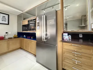 Foto de uma cozinha moderna com armários de madeira e eletrodomésticos de aço inoxidável.