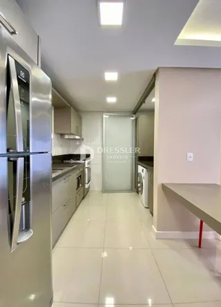 Vista da cozinha de um imóvel em Lajeado, Brasil, com eletrodomésticos de aço inoxidável.