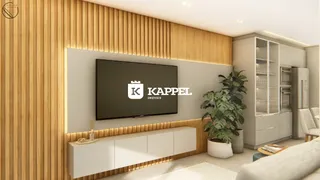 Sala de estar com painel de madeira e televisão.