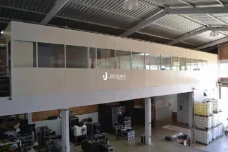 Vista interna de um espaço com estrutura de teto exposta.