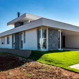 Fachada externa de uma residência moderna em Lajeado, Brasil, com jardim frontal.