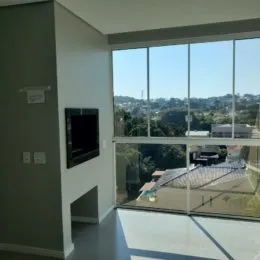 Vista externa de um imóvel com grandes janelas em Lajeado.