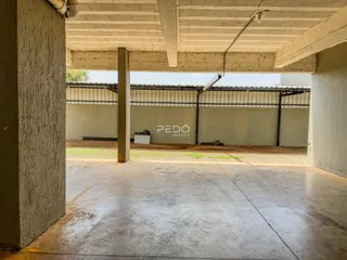 Vista externa de uma área coberta de concreto em uma propriedade.