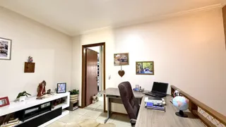 Foto de uma sala de estar com decoração de parede e uma vista para a porta.