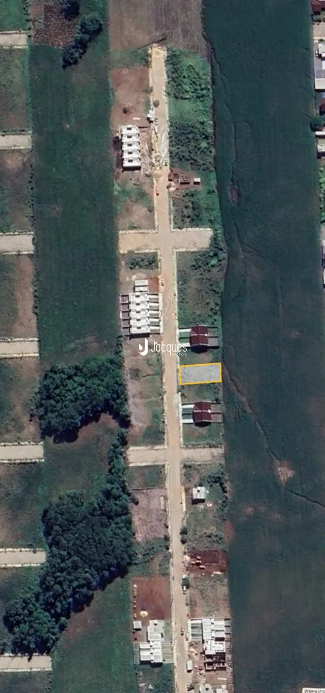 Vista aérea de uma área rural com campos e estruturas no Brasil.