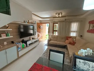 Sala de estar moderna com cozinha integrada e sofá.