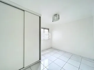 Interior de um cômodo com piso de cerâmica e paredes brancas.