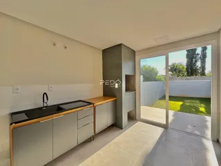 Cozinha com armários e bancada de madeira.