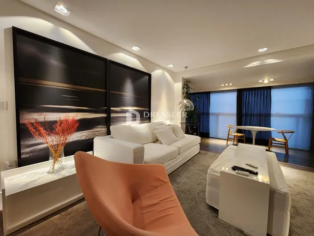 Sala de estar moderna com sofá branco e decoração contemporânea.