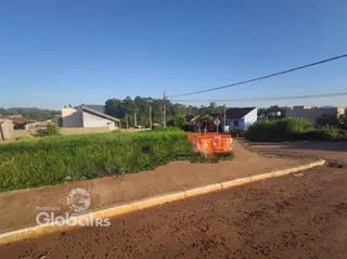 Vista externa da propriedade com vegetação e via de acesso.