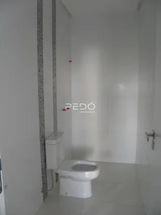 Foto de um banheiro interno com azulejos brancos.