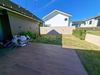Fachada de uma casa com jardim e deck em Lajeado, Brasil.