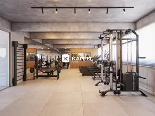 Foto de uma academia moderna com equipamentos de ginástica e piso de cerâmica.