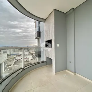 Varanda com vista panorâmica da paisagem urbana.