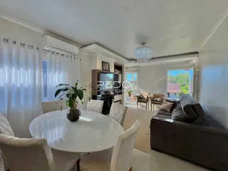 Sala de estar com mesa de jantar em um imóvel em Lajeado, Brasil.
