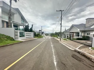 Vista da rua com duas residências em Lajeado, Brasil.