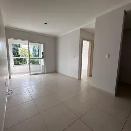 Sala ampla com piso de cerâmica e portas de vidro.