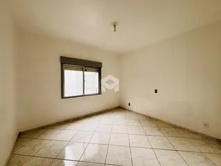 Ambiente interno de uma sala com piso de cerâmica clara.