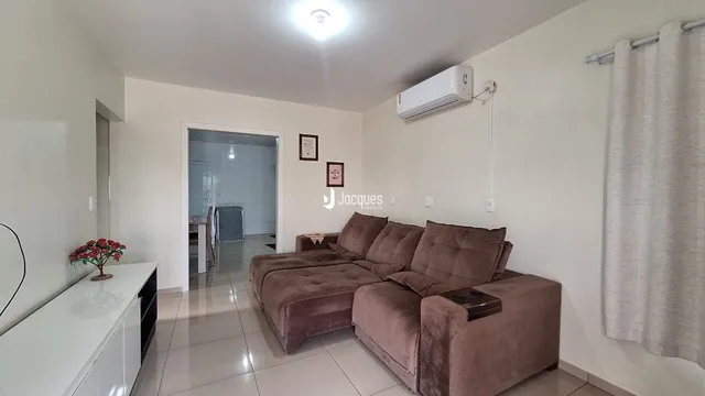 Sala de estar com sofá e decoração em um apartamento no Brasil.