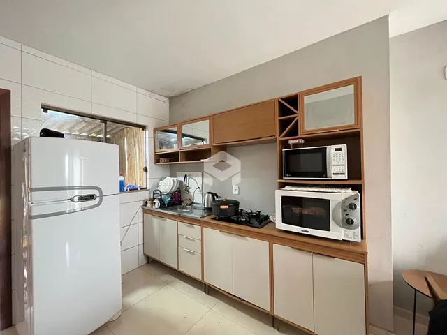 Foto de uma cozinha moderna com armários e eletrodomésticos.