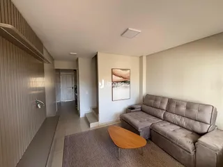 Sala de estar com sofá e decoração em um apartamento.