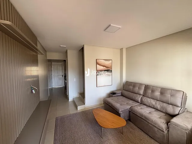 Sala de estar com sofá e decoração em um apartamento.