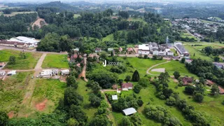Vista aérea de uma propriedade rural com vegetação densa no Brasil.