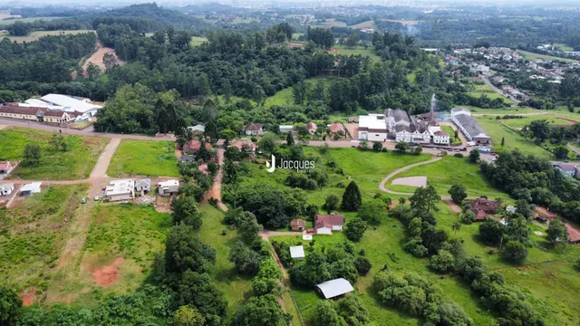 Vista aérea de uma propriedade rural com vegetação densa no Brasil.