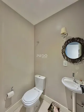 Foto de um banheiro interno com vaso sanitário e pia.