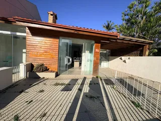 Fachada de uma residência com revestimento de madeira e piso de cerâmica em Lajeado, Brasil.