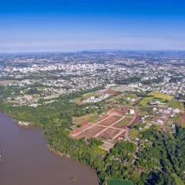 Vista aérea de uma área com vegetação e corpo d'água em Lajeado, Brasil.