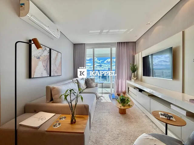 Sala de estar moderna com sofá e vista panorâmica da cidade.