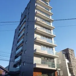 Fachada de um prédio residencial alto em Lajeado, Brasil.
