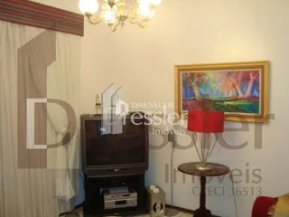 Ambiente interno com decoração de parede e móveis.