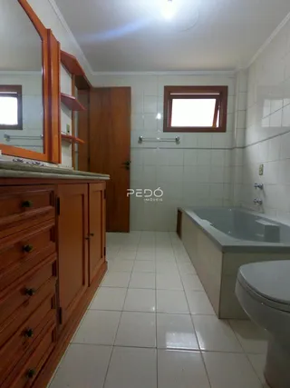 Foto de um banheiro com banheira e vaso sanitário em Lajeado.