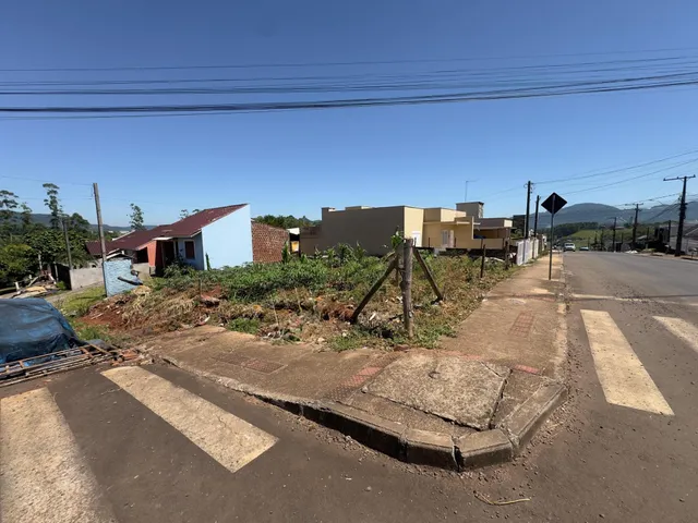 Fachada de uma residência em Lajeado, Brasil, mostrando a rua e a vegetação circundante.