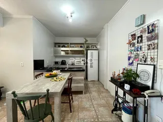 Ambiente aberto com cozinha e sala de jantar em um imóvel no Brasil.