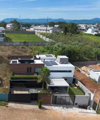 Vista aérea da fachada de uma residência moderna em Lajeado, Brasil.