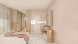 Sala de estar clara com sofá e painel de madeira em um imóvel.