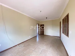 Hall de corredor interno com piso de cerâmica claro.