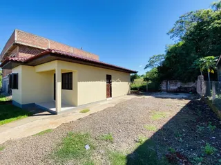 Fachada de uma casa com alvenaria e telhado em Lajeado, Brasil.