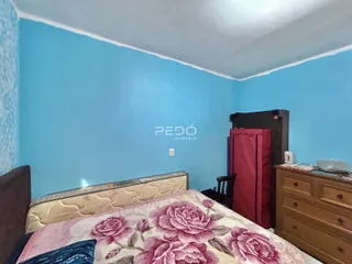 Quarto com paredes azuis e cama decorada.
