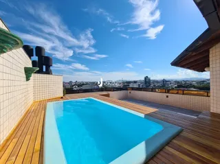 Foto de uma piscina com deck de madeira em uma propriedade.